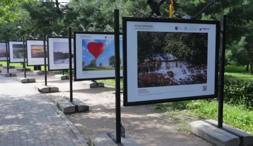 Выставка о новгородских достопримечательностях в Воронцовском парке