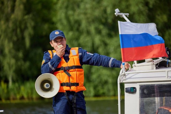 Около 100 спасателей непрерывно патрулируют водные акватории Москвы из-за сильной жары