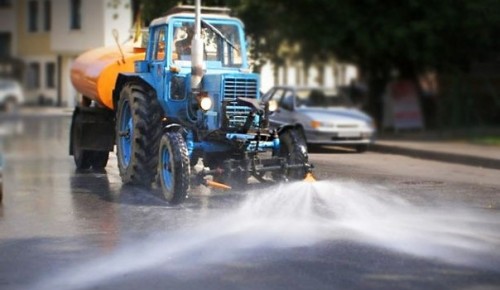 «Жилищник района Черемушки» объяснил, почему коммунальщики моют дороги во время дождя