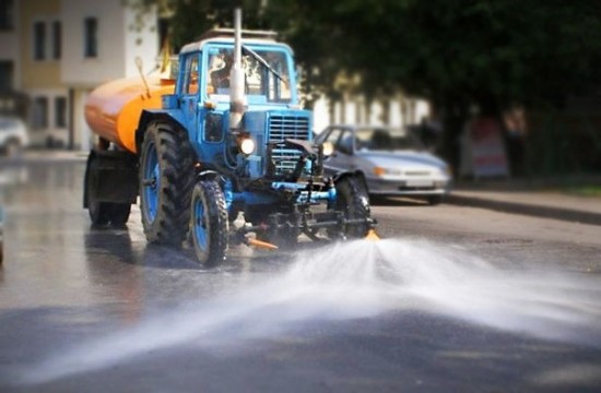 «Жилищник района Черемушки» объяснил, почему коммунальщики моют дороги во время дождя