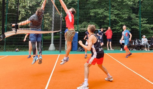 В Воронцовском парке подвели итоги районного турнира по волейболу