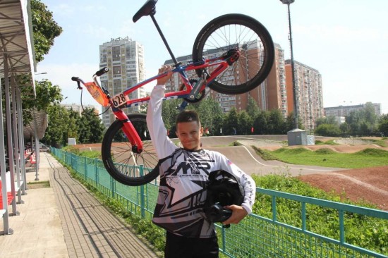От беговела к BMX. Воспитанник Московской академии велосипедного спорта завоевал три медали