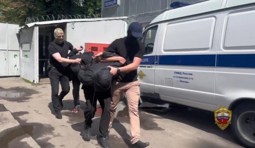 Столичные полицейские по горячим следам задержали подозреваемых в разбойном нападении