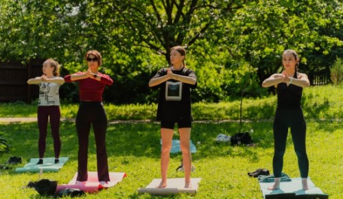 Занятия по йоге проводят ежедневно в Воронцовском парке