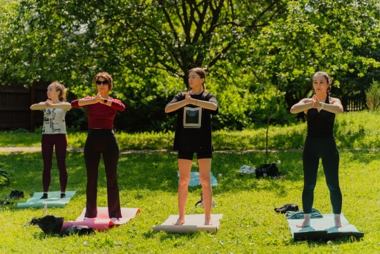 Занятия по йоге проводят ежедневно в Воронцовском парке