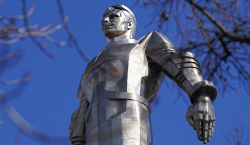В Гагаринском районе началась реставрация памятника Юрию Гагарину