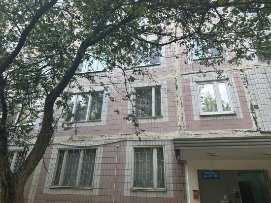 Четырехлетняя девочка выжила при падении из окна дома на ул. Зюзинской