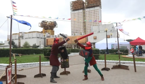 «Рыцари» из «Эпохи». В Гагаринском районе продолжается фестиваль уличных активностей