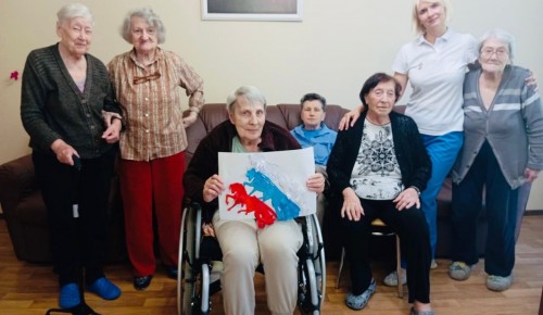 В геронтологическом центре «Тропарево» провели мастер класс ко Дню Флага