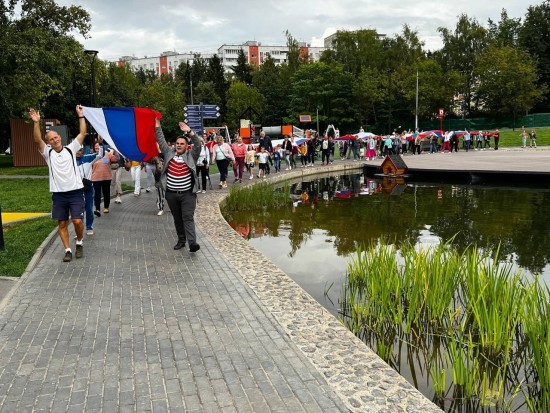 В Конькове развернули 100-метровое полотно флага России