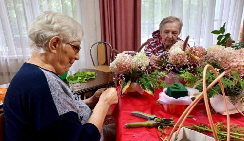 Для жителей геронтологического центра «Тропарёво» организовали урок флористики
