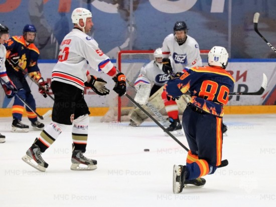 В рамках празднования Дня Государственного флага Российской Федерации состоялся хоккейный матч