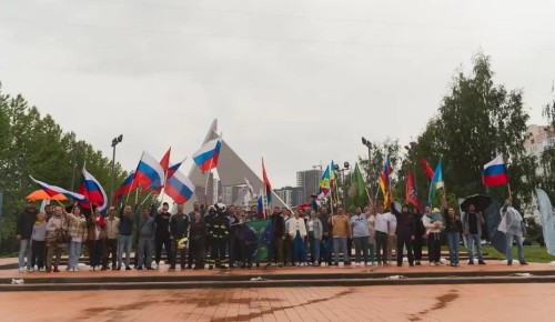 Участники автопробега «По тропе героев» посетили памятный знак доблести российских моряков-черноморцев в Котловке