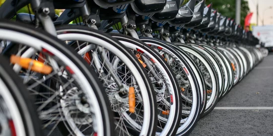 На Черноморском бульваре курьер на электровелосипеде сбил ребенка