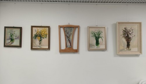 Библиотека №174 приглашает на выставку картин «Московские цветы»