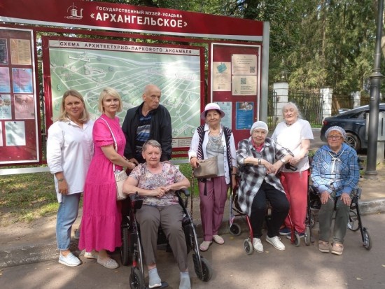 Жители геронтологического центра «Тропарево» посетили усадьбу «Архангельское»