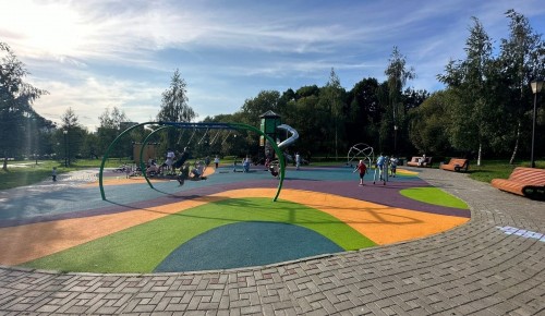 В Яблоневом саду реконструировали детскую площадку