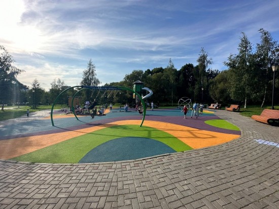 В Яблоневом саду реконструировали детскую площадку