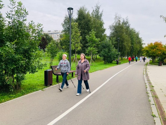 В Северном Бутове прошел марафон по скандинавской ходьбе для «долголетов» 