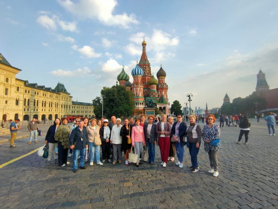 «Долголеты» Южного Бутова совершили экскурсию по Александровскому саду и Красной площади