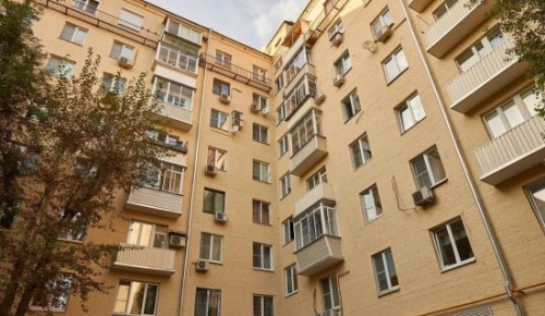 В многоэтажке на Ленинском проспекте отремонтировали архитектурные элементы