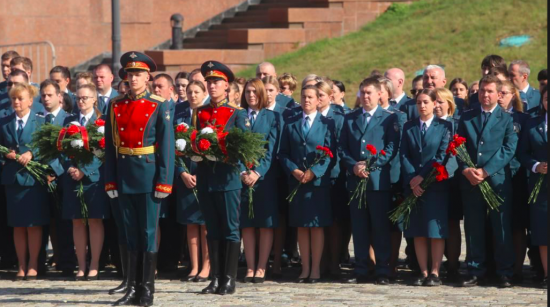 Сотрудники налоговой службы России возложили цветы на Поклонной горе