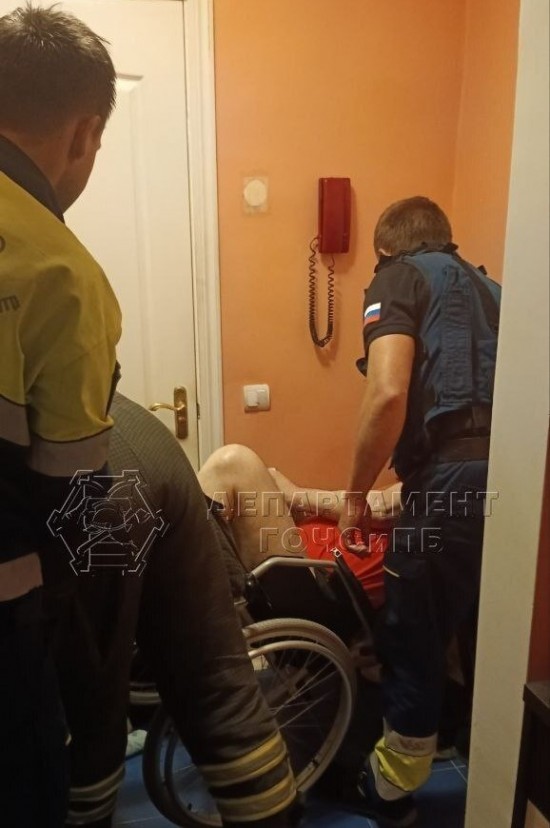 Спасатели ЮЗАО оказали помощь мужчине-инвалиду