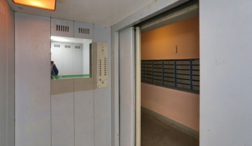 В Конькове задержали женщину, разбившую стекло в подъездной двери