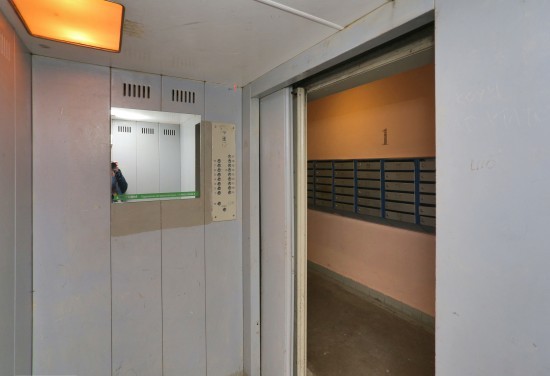 В Конькове задержали женщину, разбившую стекло в подъездной двери