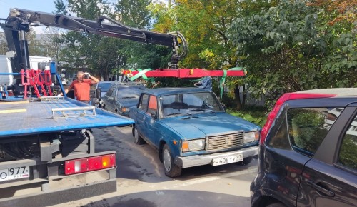 В Конькове эвакуировали на временную стоянку два брошенных автомобиля