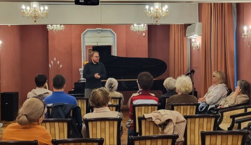 В библиотеке №183 состоялся концерт Михаила Турпанова
