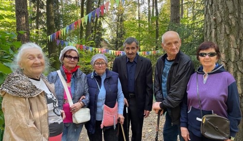 Жители геронтологического центра «Тропарево» побывали с экскурсией в поселке Переделкино