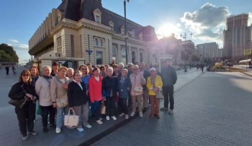 Долголеты из ЮЗАО посетили с экскурсией остров Балчуг