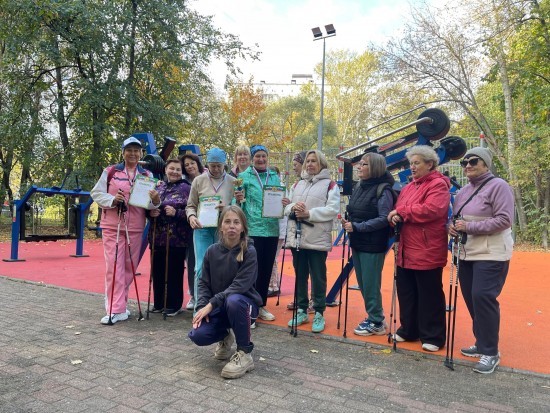 В Академическом районе прошли женские соревнования по скандинавской ходьбе