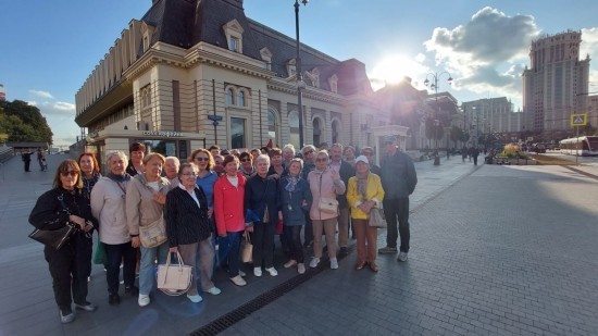 Долголеты из ЮЗАО посетили с экскурсией остров Балчуг