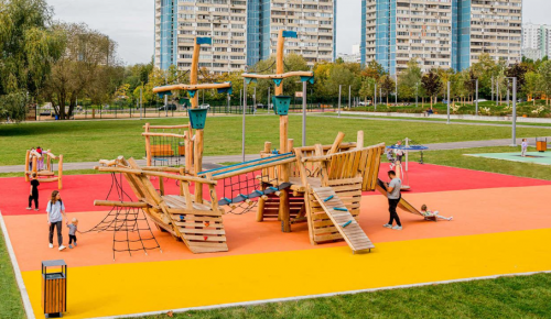 Возле ледового дворца в Ясеневе оборудовали шесть детских площадок
