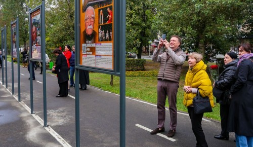 В сквере на Нахимовском проспекте торжественно открыли «Аллею наставников»