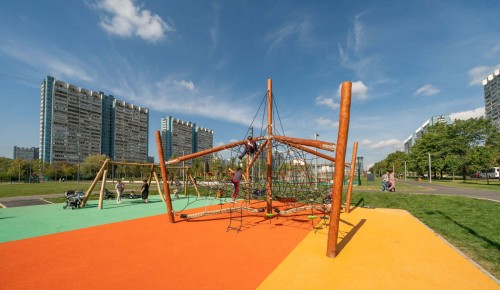 Шесть детских площадок обустроили возле ледового дворца в Ясеневе