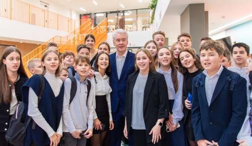 Собянин: В московской системе образования работает 15 тыс молодых учителей