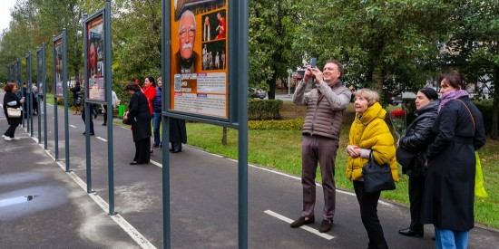 В сквере на Нахимовском проспекте торжественно открыли «Аллею наставников»