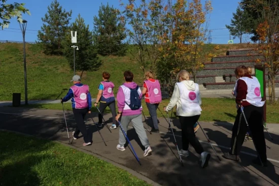 Жителей Ясенева приглашают на бесплатные занятия по скандинавской ходьбе и ОФП