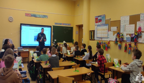 Инспекторы Управления по ЮЗАО ГУ МЧС России провели урок школьникам о гражданской обороне