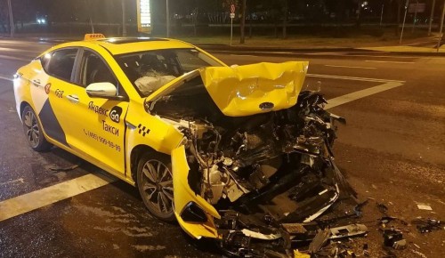 Пассажирка такси пострадала при аварии на Профсоюзной ул.