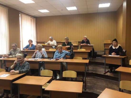 «Долголетов» Ясенева приглашают на занятия английским языком 