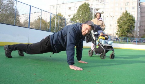 Спорт для жизни. В Ясенево благоустроили хоккейно-футбольную площадку