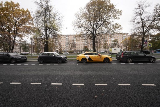На Ленинском проспекте обновили более 66 тысяч «квадратов» асфальта 