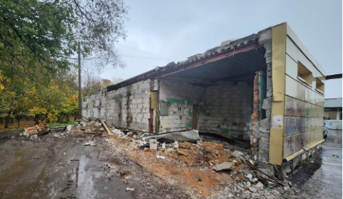 В Теплом Стане демонтировали незаконную пристройку к зданию