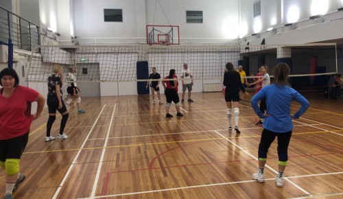 Команда Обручевского района победила на окружном турнире по волейболу