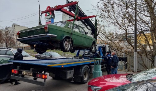 В Конькове эвакуировали на временную стоянку бесхозный «ГАЗ»