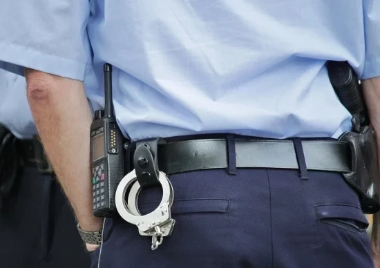 Полицейские района Зюзино задержали подозреваемую в краже самоката